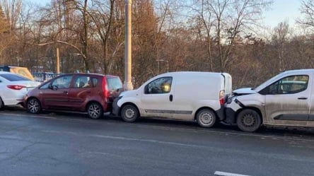 Масова ДТП в Києві: на Голосіївському зіткнулися відразу чотири авто. Фото - 285x160