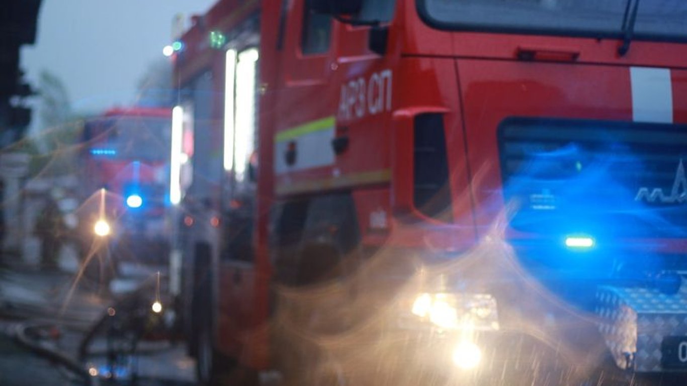 Пожежа Київ - пожежники витягли з вогню людину - що з нею зараз