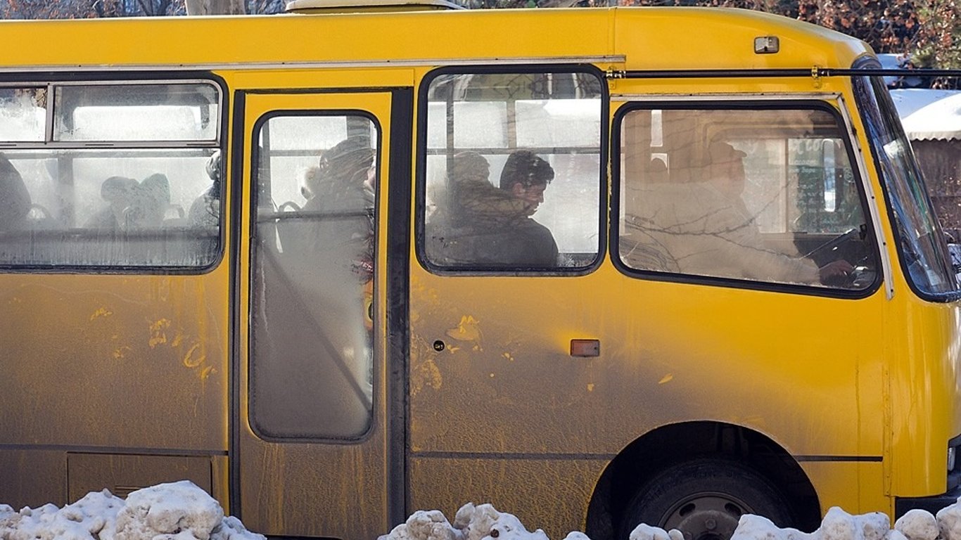 Маршрутка весь день возила людей с открытыми дверьми - Новости Киева