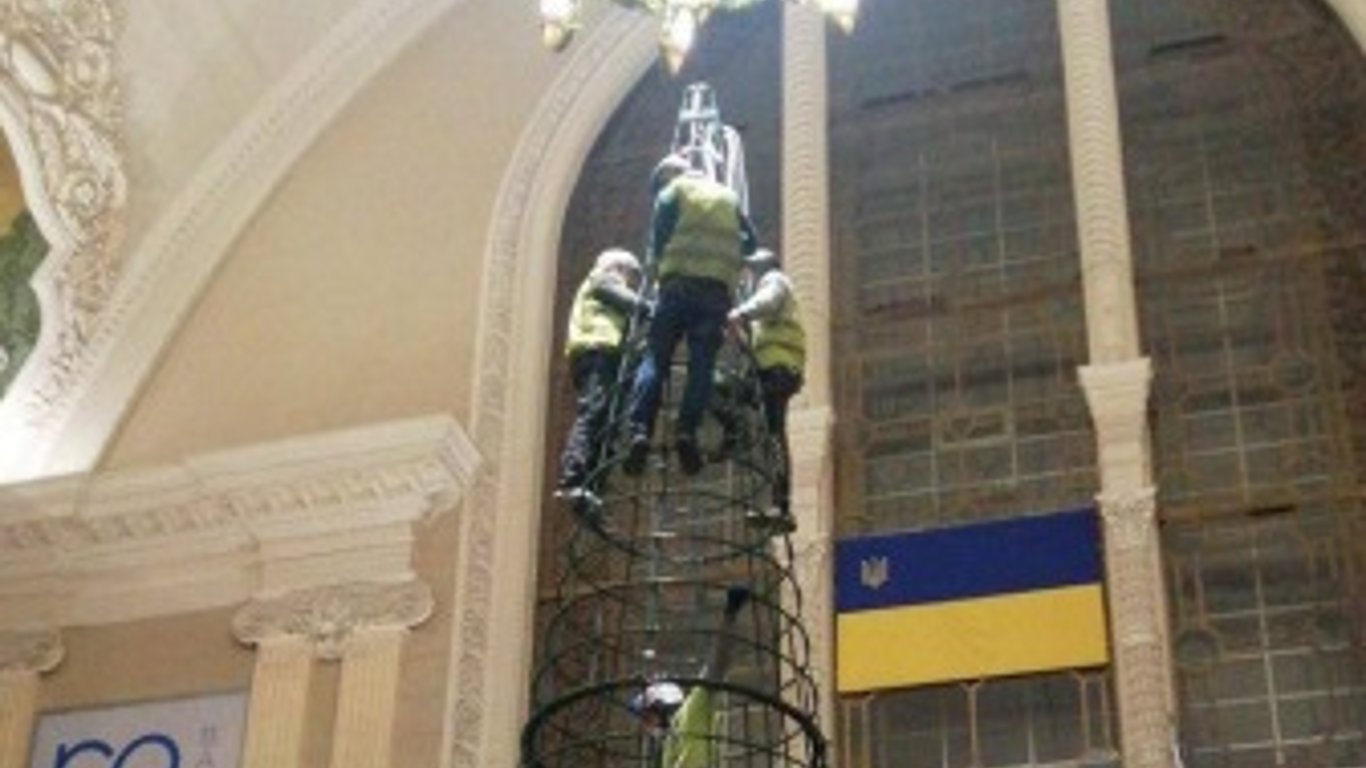Скандал с новогодней елкой - на киевском ЖД вокзале ночью срочно устанавливают дерево
