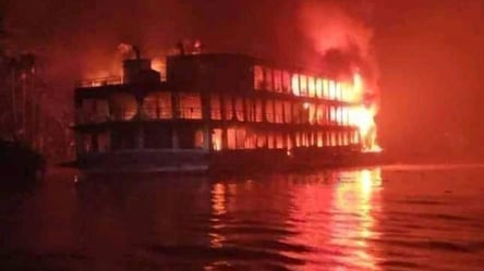 В Бангладеш загорелся паром с 1000 людей на борту: десятки погибших. Видео - 285x160