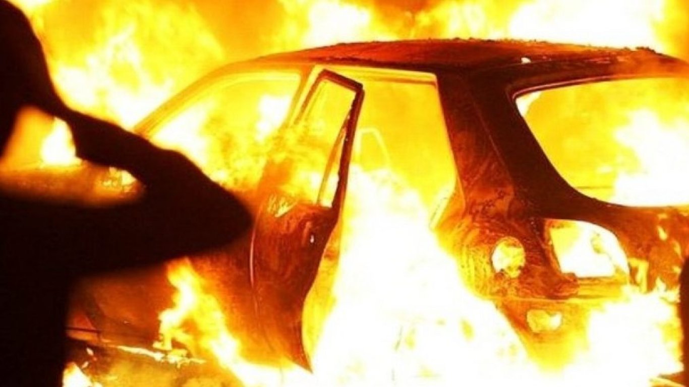 Авто згоріло вщент біля метро "Чернігівська" - подробиці