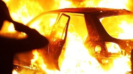 Біля метро "Чернігівська" водій хотів підігріти авто і спалив його вщент. Фото - 285x160