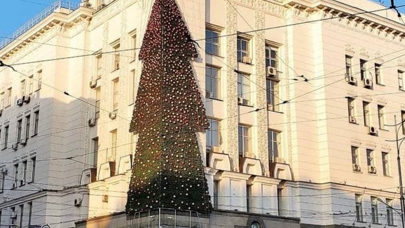 Новогодняя инсталляция Харьковского горсовета вызвала у жителей неоднозначную реакцию