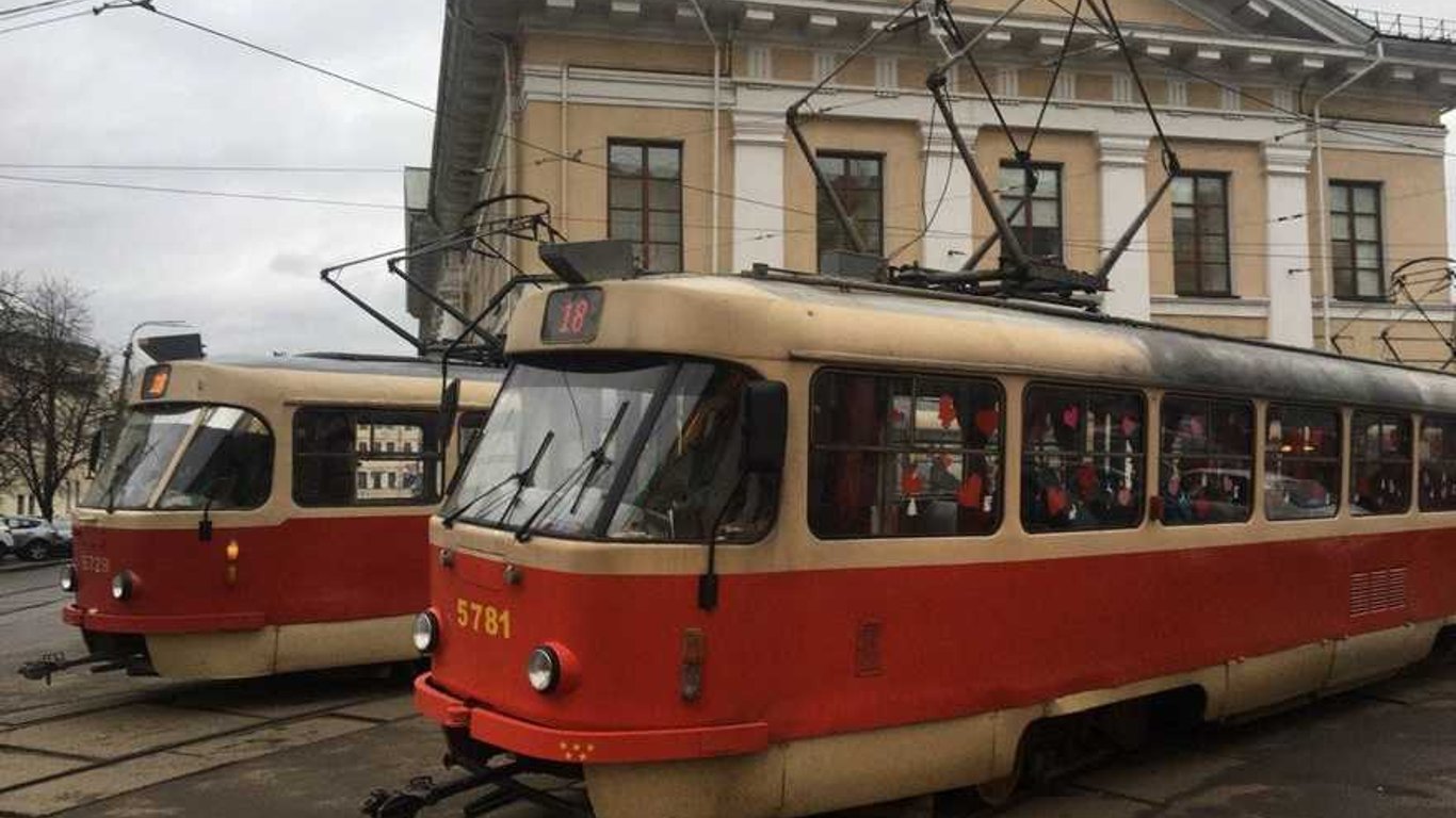 Громадський транспорт - на Подолі трамваї зійшли з колій і заблокували рух - відео