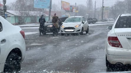Перші "жертви" снігопаду: в Одесі зіткнулися Chevrolet і Ford Fiesta - 285x160