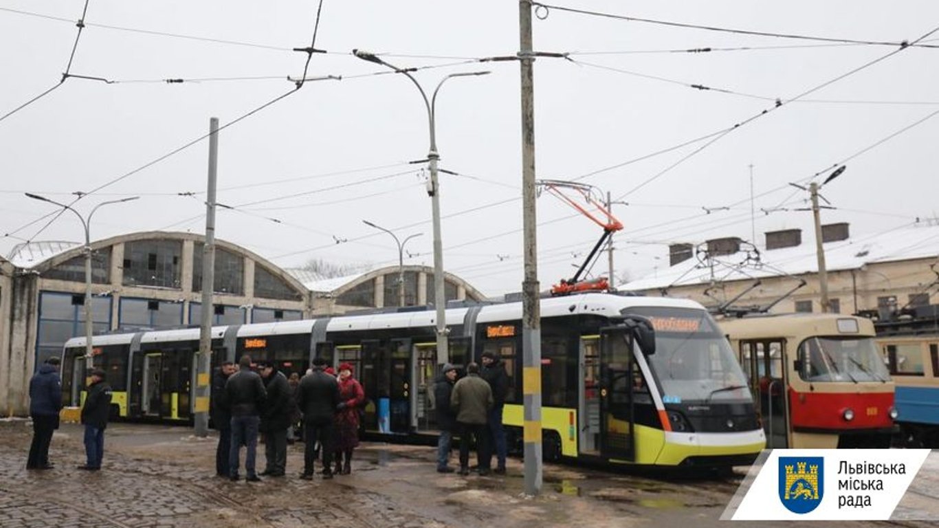Львов получил третий пятисекционный трамвай Электрон