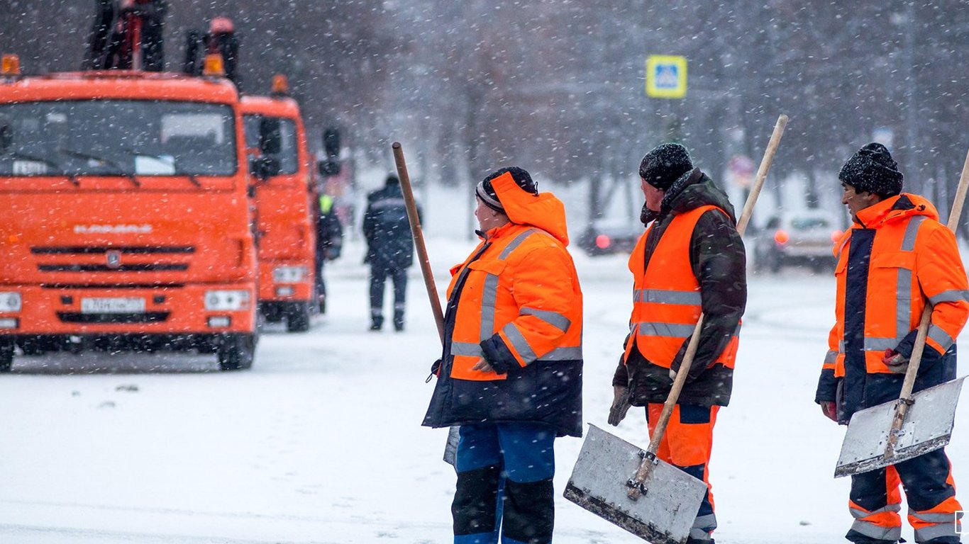 Зима у Києві - комунальники у мороз висаджують дерева на Драгоманова