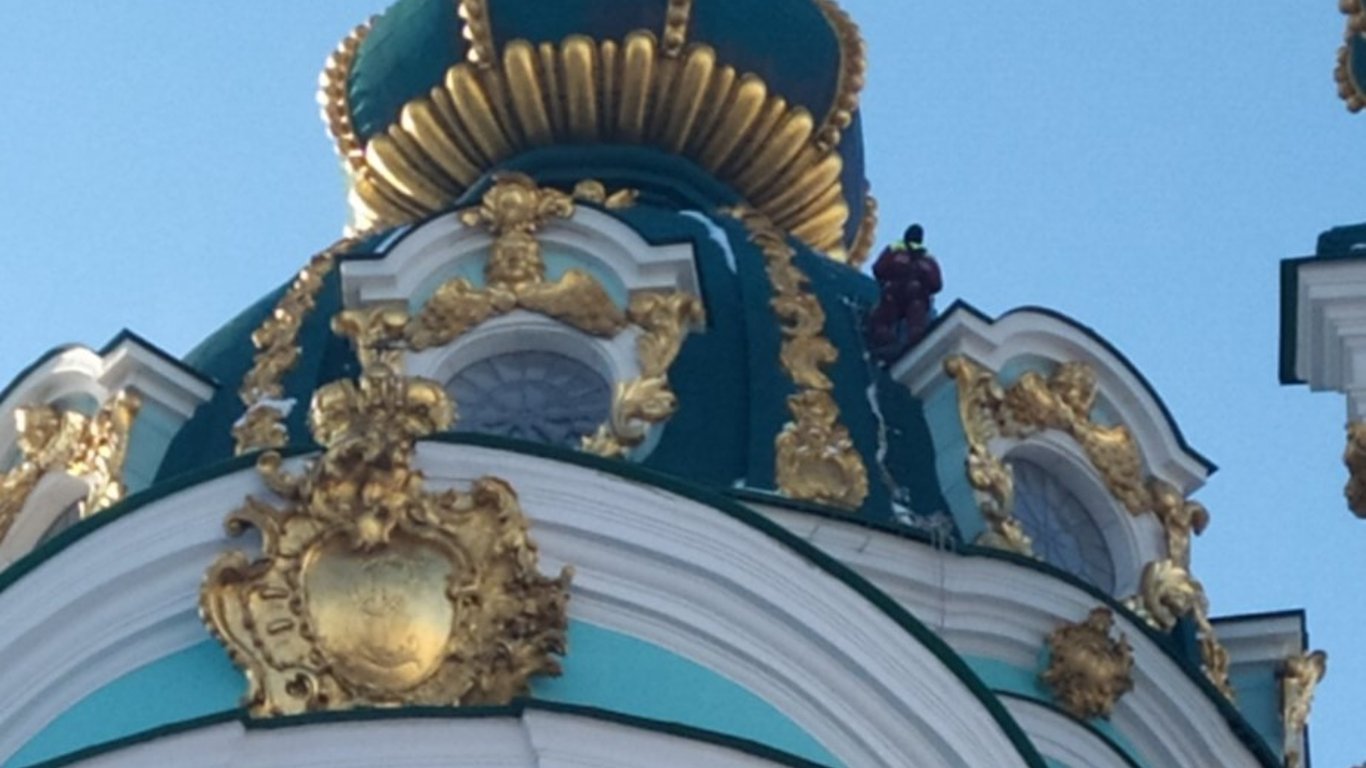 Андреевская церковь - в Киеве сильный ветер выбил стекло в куполе памятника архитектуры