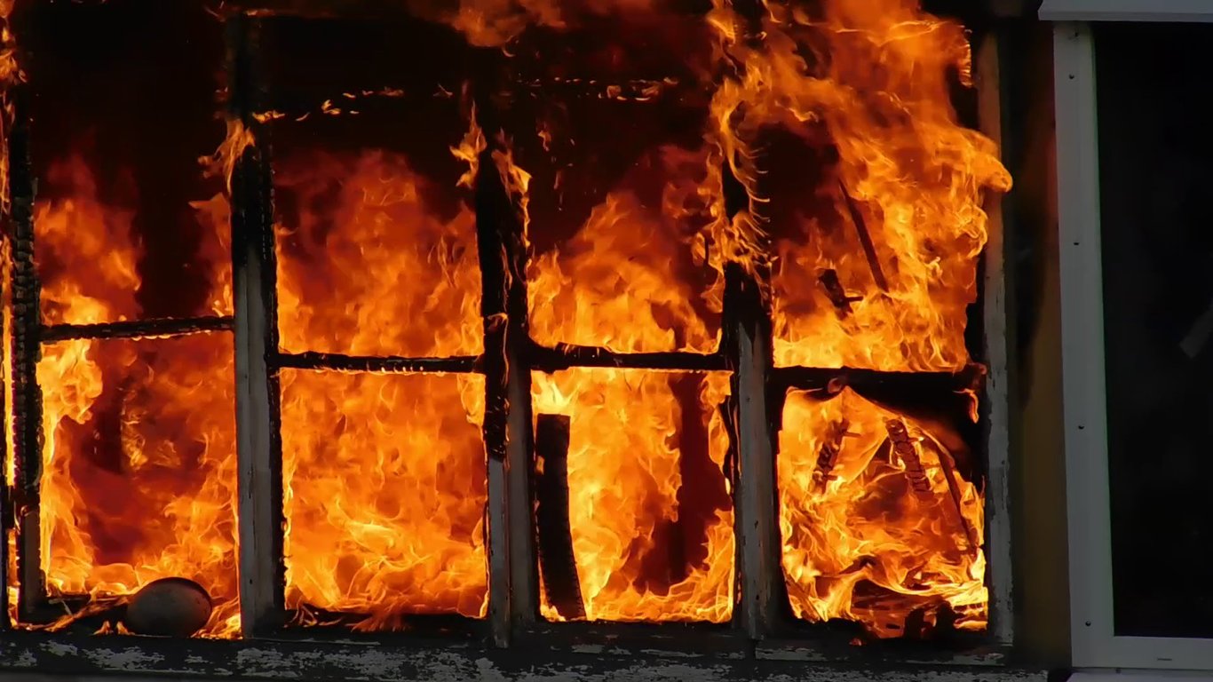 Пожар - киевские пожарные вытащили из огня двух женщин - видео