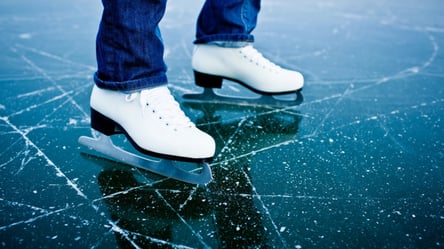 Женщина на коньках провалилась под лед в Киеве. Видео - 285x160