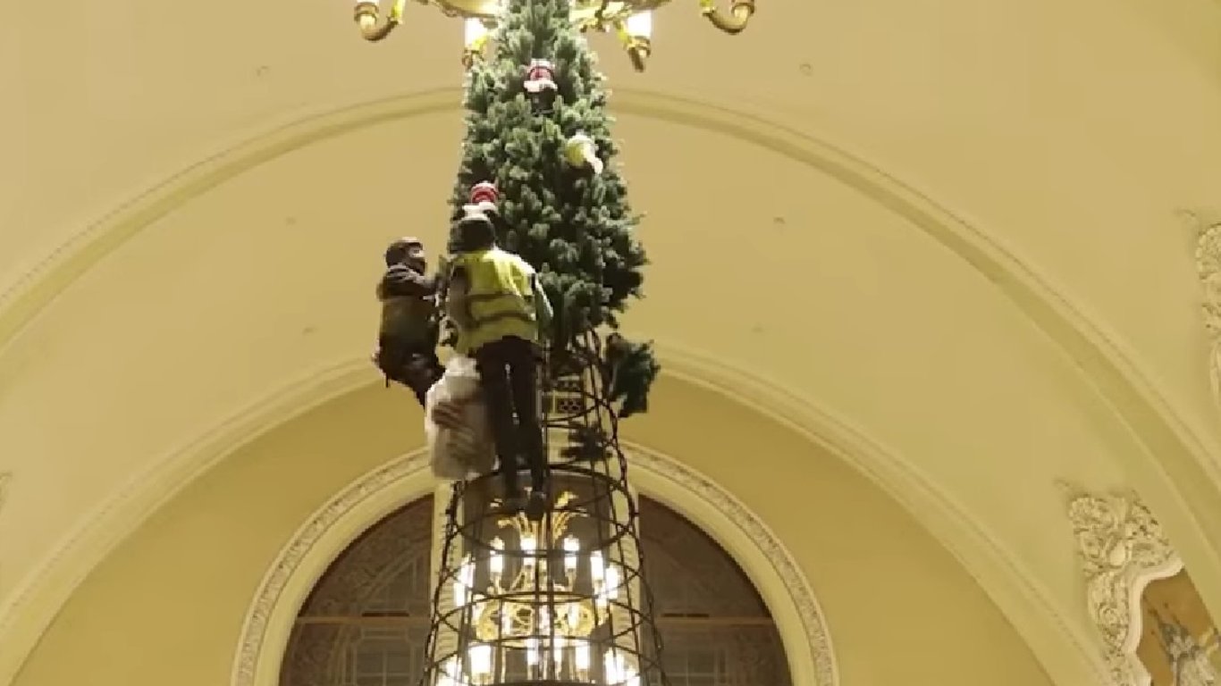 На Центральном ЖД вокзале Киева показали установку елки за 5 миллионов