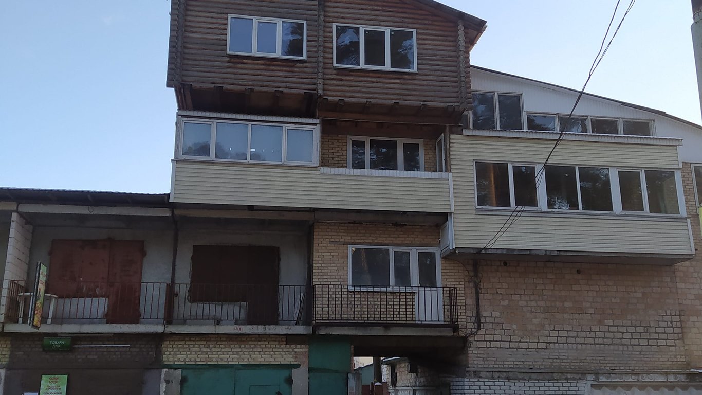 Цар-балкони в Києві-люди побудували будинок прямо на гаражі-фото