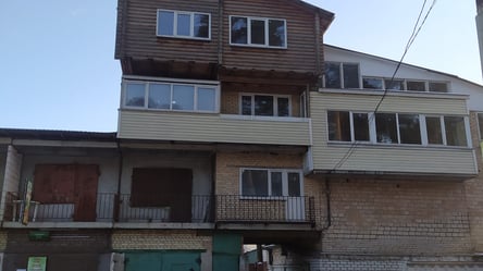 «Родовое гнездо»: киевляне высмеяли уродский дом, который построили прямо на гаражах - 285x160