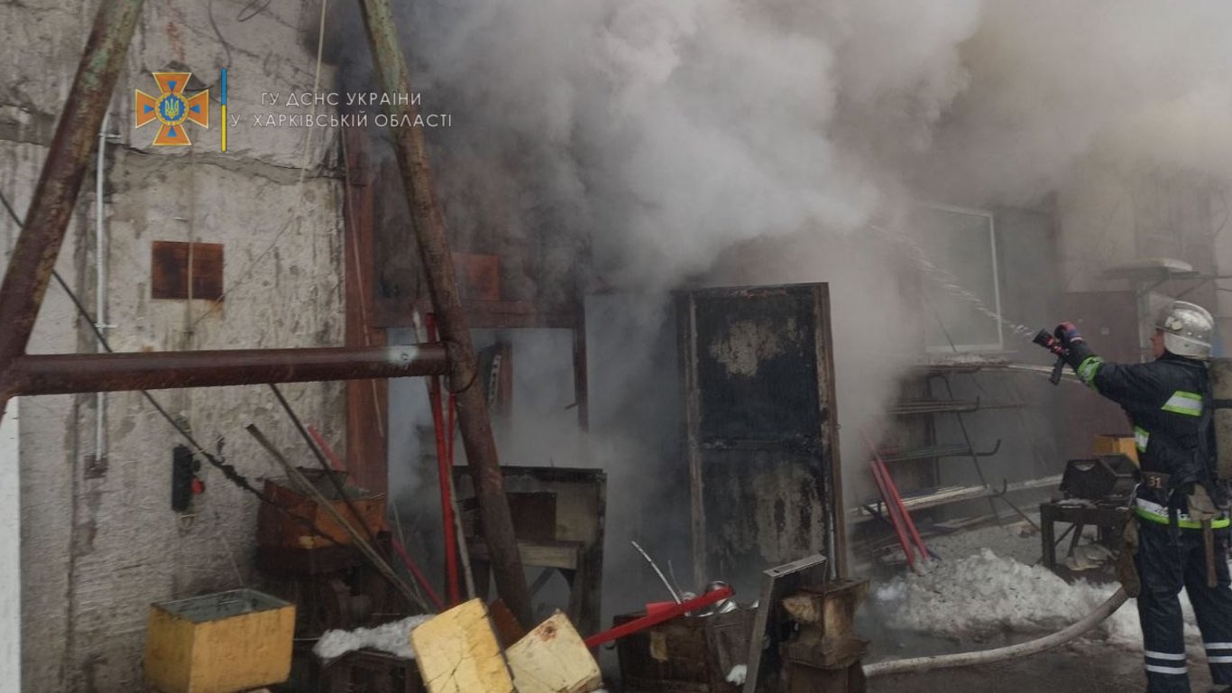В Харкові сталася масштабна пожежа на підприємстві Монтажник