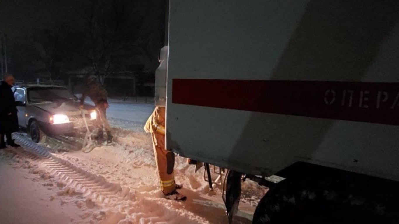 Рятувальники витягували автомобілі із снігових пасток — Новини Одеси
