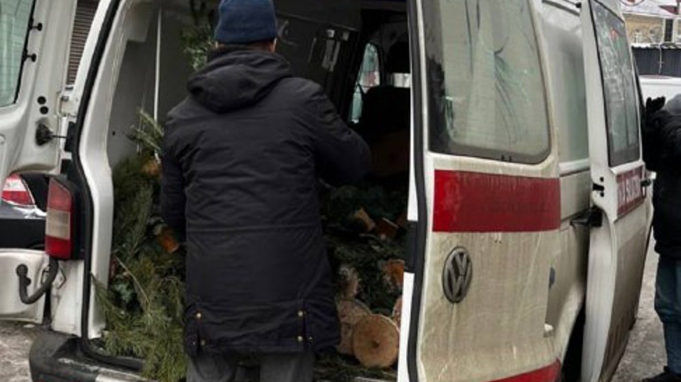 Метро Васильковская - в Киеве заметили карету скорой помощи, в которую грузили елки