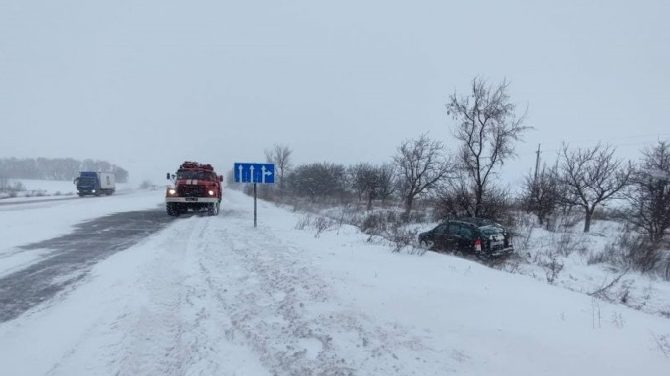 Сильний снігопад накрив Дніпро й Запоріжжя: негода паралізувала міста. Фото і відео