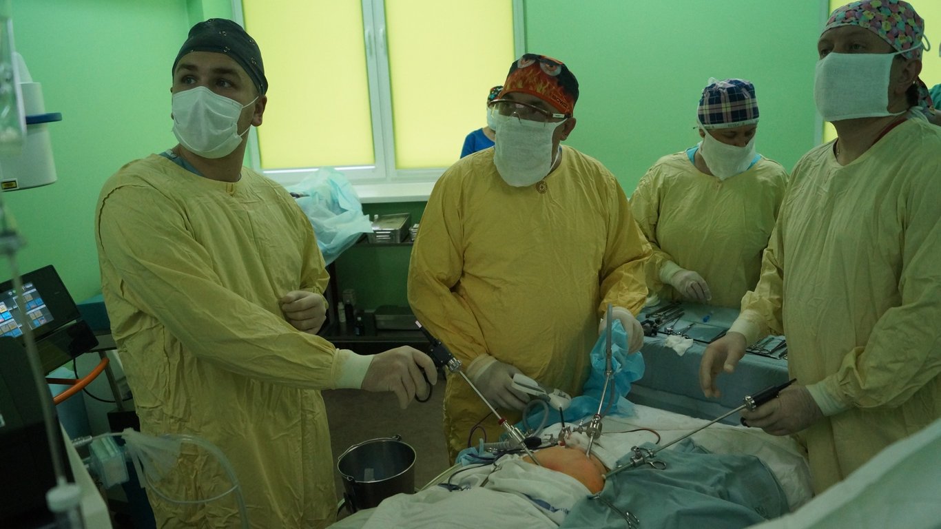 Во Львове младенцу впервые удалили опухоль надпочечника лапароскопически - фото