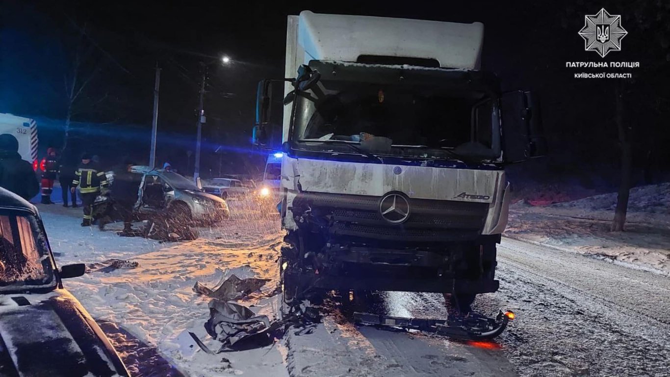 Вантажівка знесла іномарку на трасі під Кагарликом: є поранені