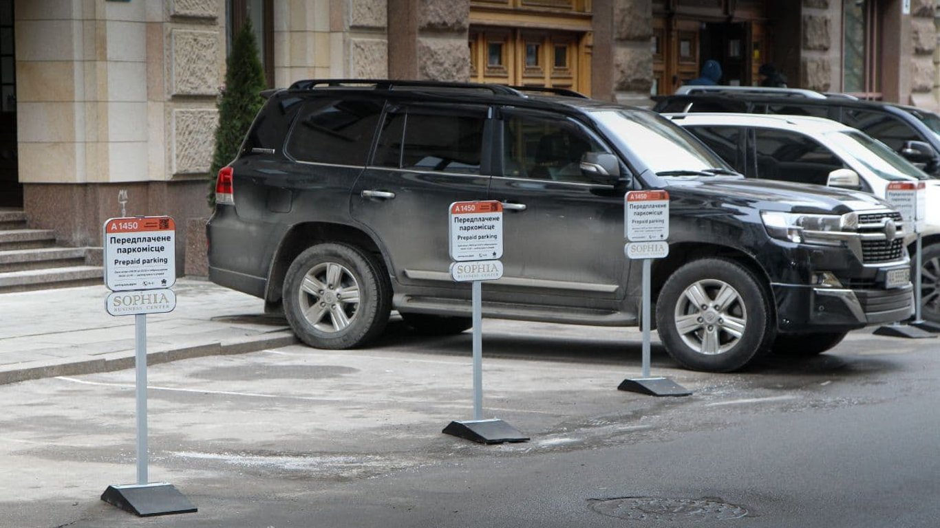 В Києві здають місця на парковках - 8 тисяч за місяць та інші подробиці