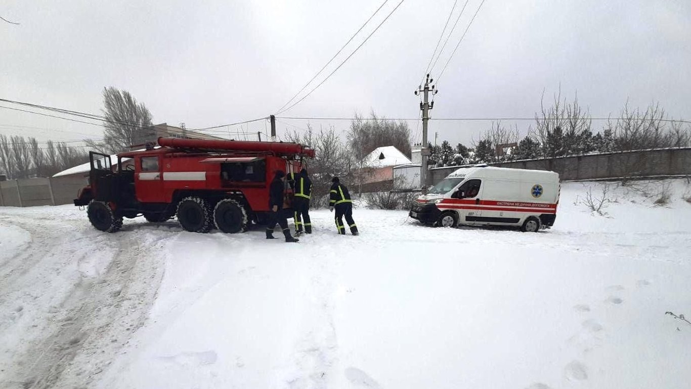 Снігова негода скувала Україну: знеструмлено населені пункти та паралізовано дороги