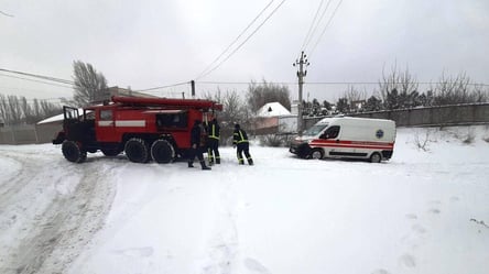 Снігова негода скувала Україну: знеструмлено населені пункти та паралізовано дороги - 285x160