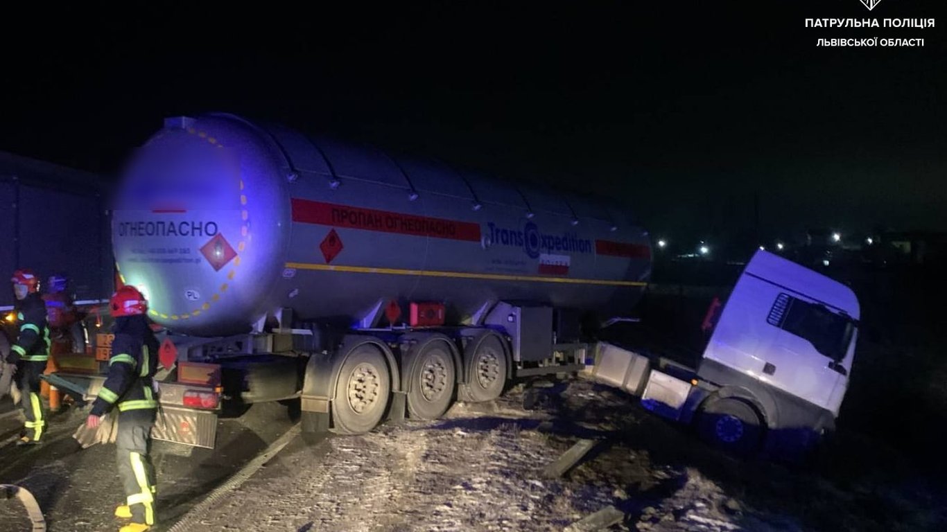 На трассе Киев-Чоп пьяный водитель врезался в грузовик с пропаном - фото,видео