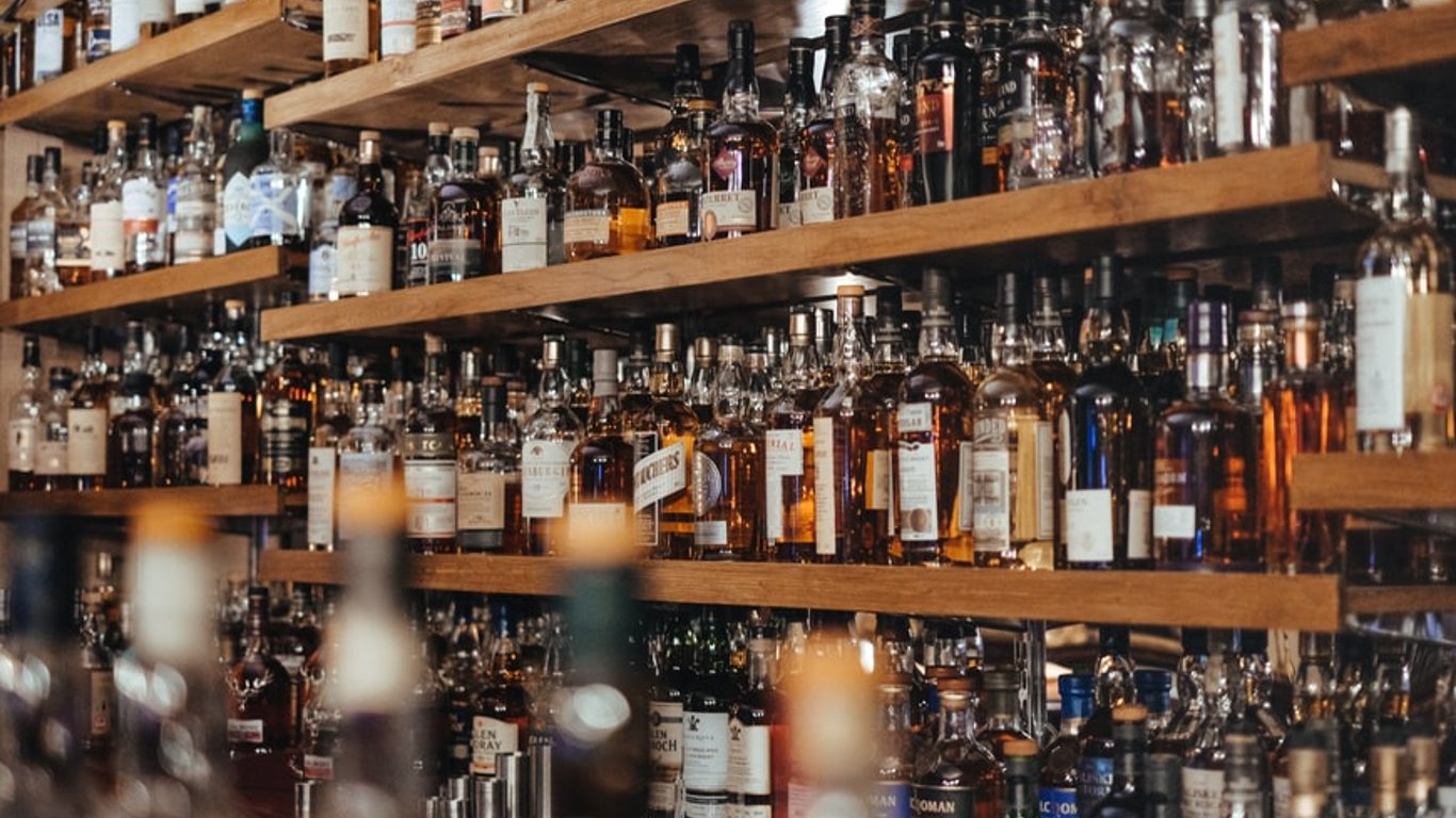 Як вибрати алкоголь на Новий рік-2022: де купувати та як не натрапити на підробку