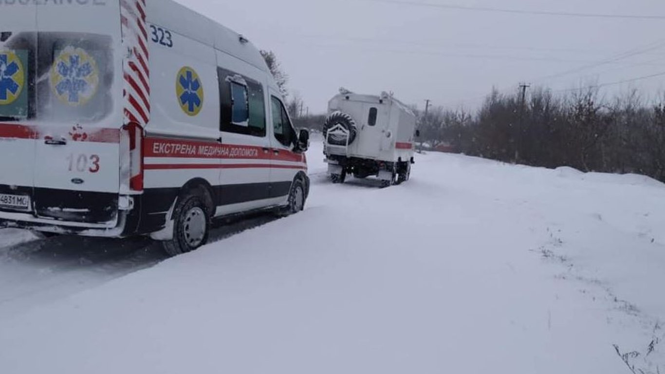 Снігові замети на Одещині — ДСНС витягнула 8 автомобілів