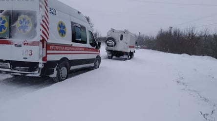 В Одеській області зі снігових заметів рятувальники витягували "швидку" та вантажівки - 285x160