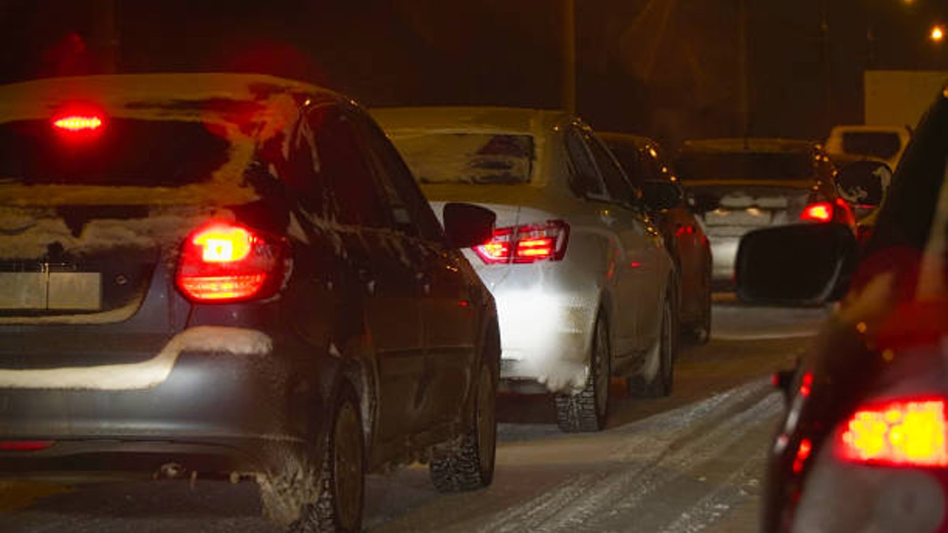 Харків’янка за кермом елітного авто показала, як об’їхати затори – відео
