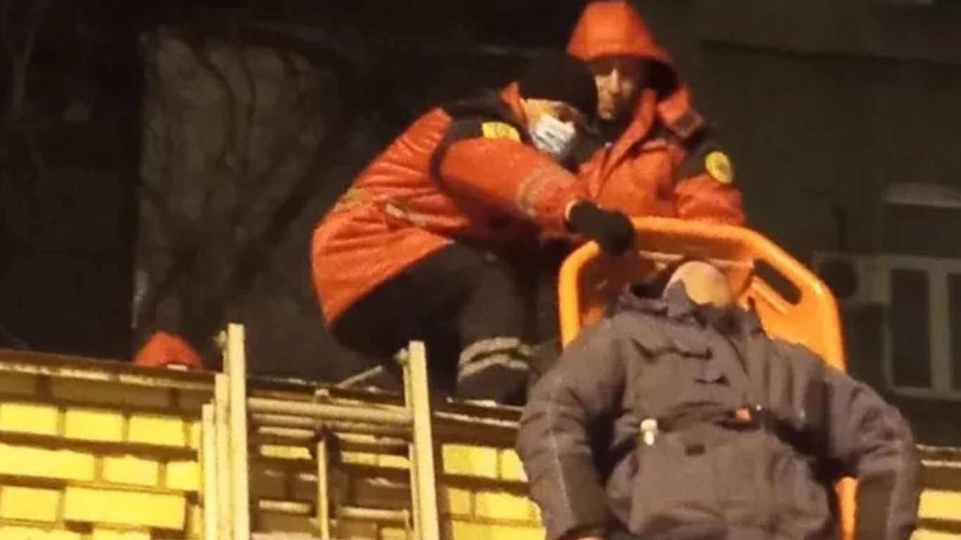 Киевские спасатели прокомментировали падение пострадавшего мужчины на носилках - видео
