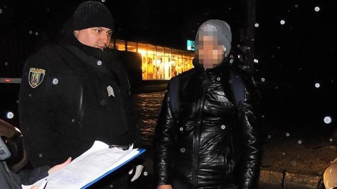 Пограбування - у Києві чоловік пограбував продавця через касове віконце - фото
