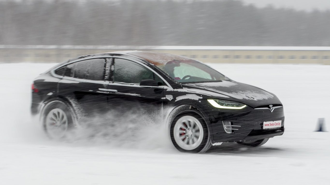 Tesla Киев - у элитного автомобиля замерзли передние колеса