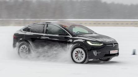 В Киеве у элитного автомобиля Tesla замерзли колеса при движении. Видео - 285x160