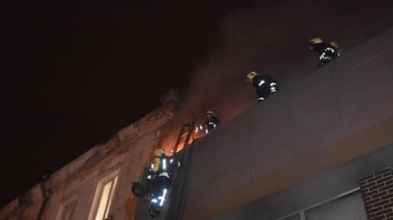 В Одессе горел бизнес-центр: огонь тушили 22 спасателя - 285x160