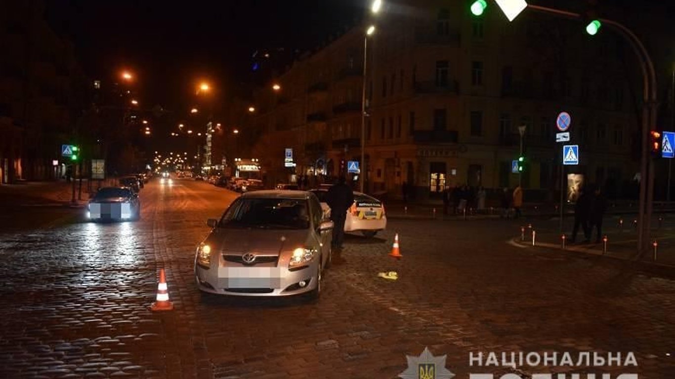 ДТП в Киеве - женщина переходила дорогу на зеленый свет и попала под колеса авто