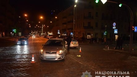 У Києві жінка переходила дорогу на зелене світло і потрапила під колеса авто - 285x160