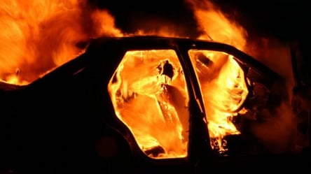 В центре Киеве посреди ночи загорелся автомобиль. Видео - 285x160