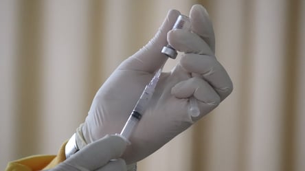 Мужчина вакцинировался 18 раз в Харькове и не собирается останавливаться. Видео - 285x160