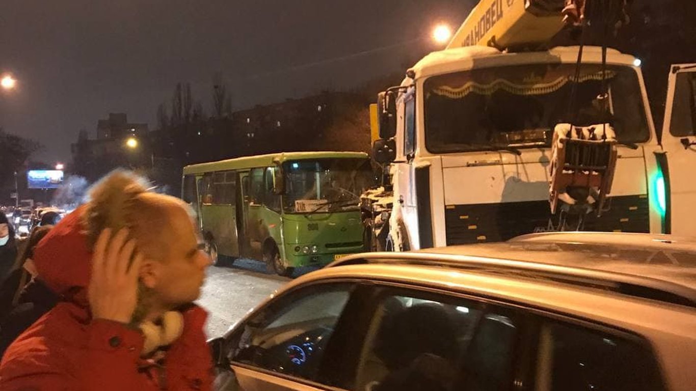 В Харькове легковой автомобиль врезался в маршрутку. Фото