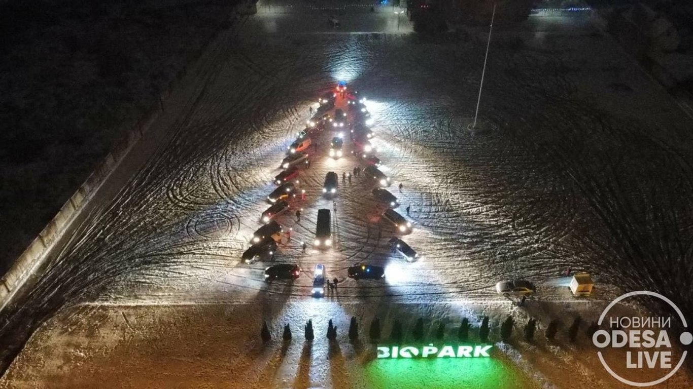 В Одесі автомобілісти створили величезну ялинку - привітали містян з Новим роком