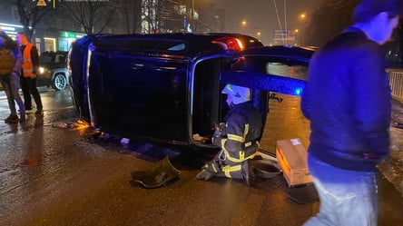 Во Львове в результате ДТП перевернулось авто: есть пострадавшие - 285x160