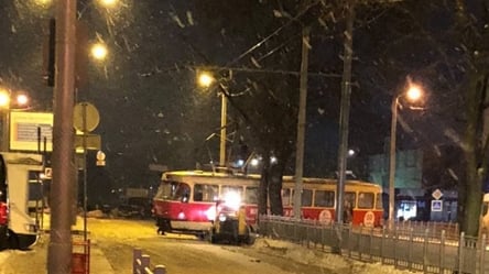 Второй раз за месяц на том же месте: в Харькове трамвай сошел с рельсов - 285x160