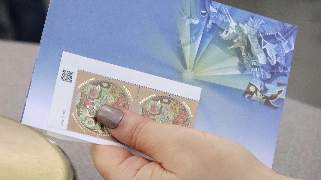 Украинцам на почте подсовывают испорченные посылки