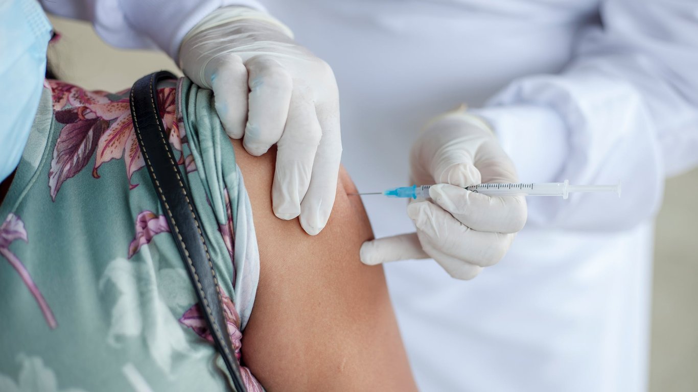 В Минздраве объяснили продлевает ли бустерная доза прививки действие серификата
