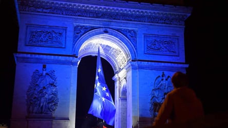 Французька влада після протесту правих зняла прапор ЄС з Тріумфальної арки - 285x160