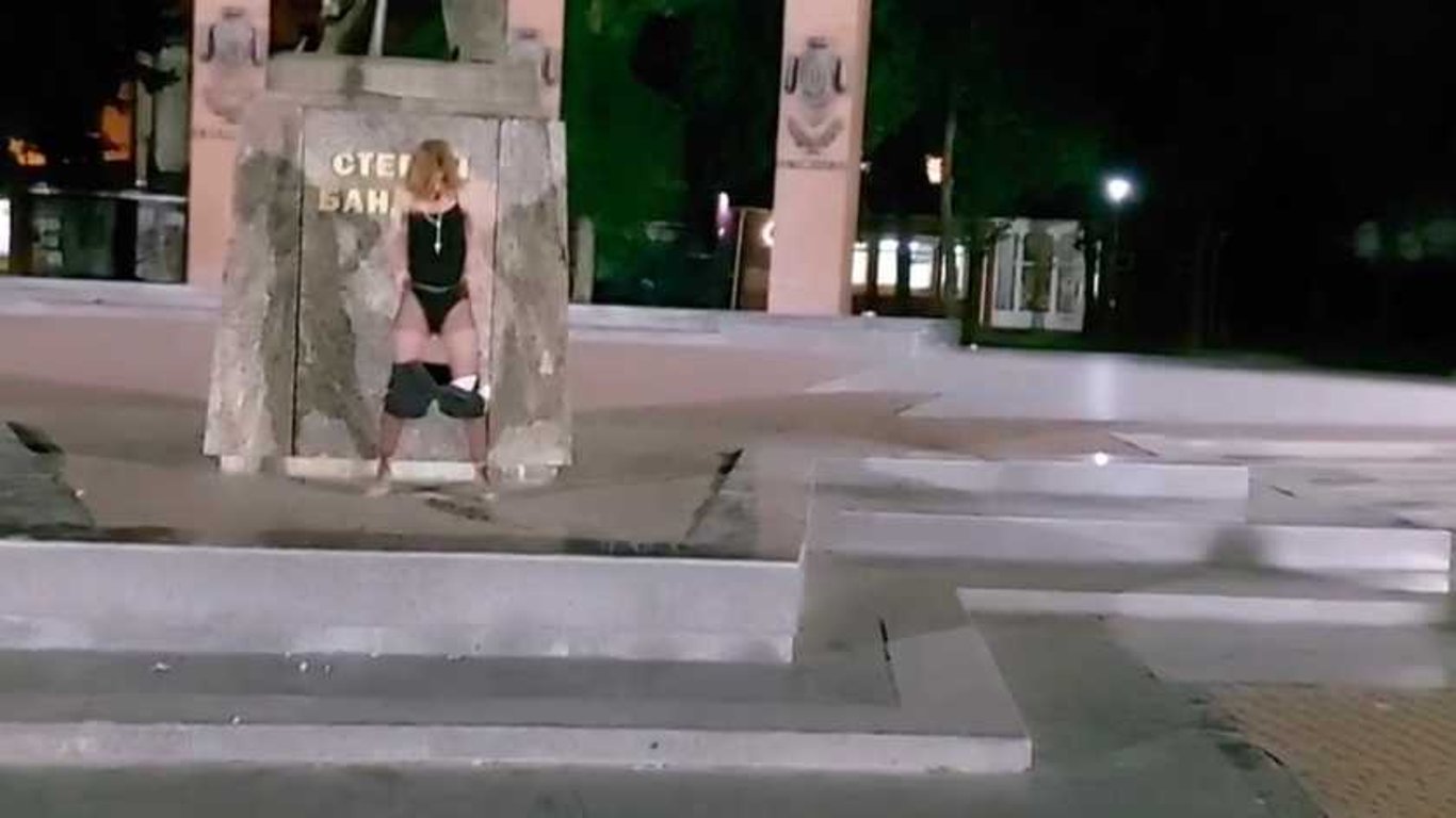 Во Львове девушка осквернила памятник Бандере - скандальные фото