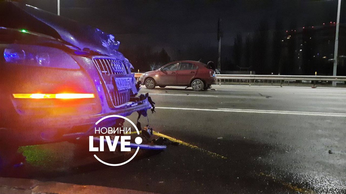 ДТП у Києві-нетверезий водій джипа протаранив легковий автомобіль